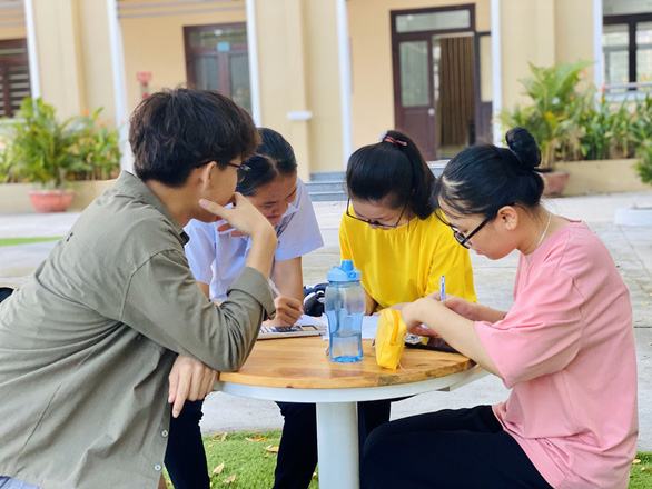 Một học trò nghèo ở xứ Quảng đạt điểm 10 môn văn - Ảnh 3. Một học trò nghèo ở xứ Quảng đạt điểm 10 môn văn - Ảnh 3.